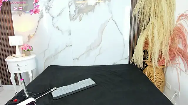 hilarythomsom online show from January 17, 1:04 pm