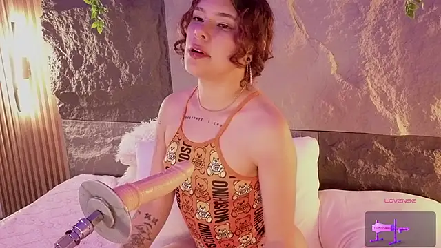 Snapshot of Mavistech chatting on December 3, 9:03 pm Mavistech online show from December 3, 9:03 pm