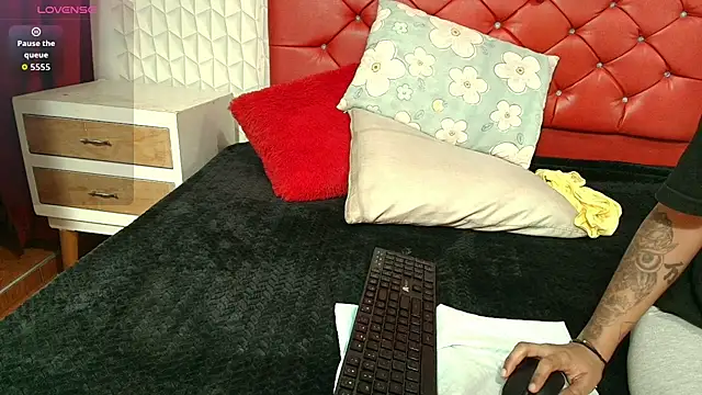 Elizabetth Roman online show from March 18, 7:59 pm