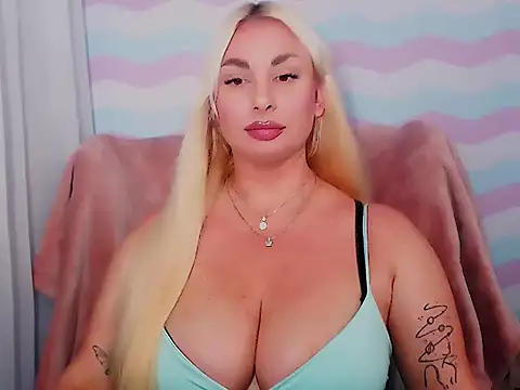 Snapshot of LuxuriaGoddess chatting on July 7, 5:38 pm LuxuriaGoddess online show from July 7, 5:38 pm