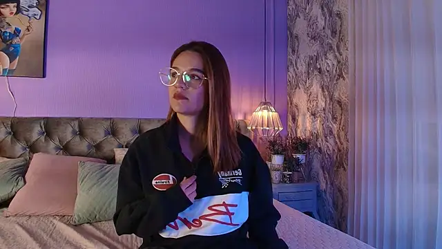 Nia  S online show from January 7, 12:10 pm