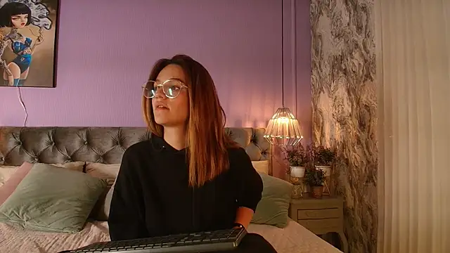 Nia  S online show from January 6, 4:00 pm