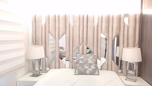 KcristalWhite online show from March 7, 8:58 pm