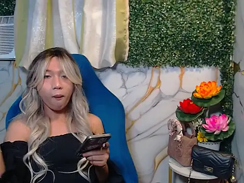 Snapshot of Alexie_08 chatting on December 4, 10:14 am Alexie 08 online show from December 4, 10:14 am