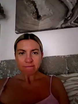 Snapshot of Britney_HartX chatting on December 4, 11:15 pm Britney HartX online show from December 4, 11:15 pm