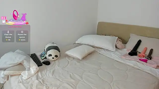 DakothaHyland  online show from February 26, 1:00 pm