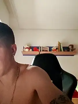Snapshot of el_patron122 chatting on August 3, 1:28 pm el patron122 online show from August 3, 1:28 pm