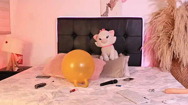 Snapshot of AllyBloom chatting on December 16, 12:26 am AllyBloom online show from December 16, 12:26 am