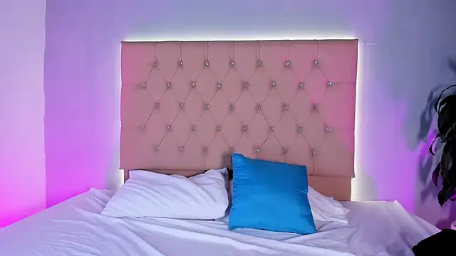 EmmaLawrence  online show from January 12, 8:15 pm