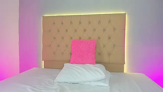 EmmaLawrence  online show from February 4, 7:53 pm