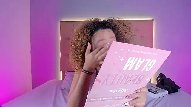 EmmaLawrence  online show from February 13, 9:09 am