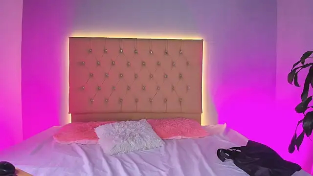 EmmaLawrence  online show from February 12, 9:09 am