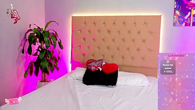 EmmaLawrence  online show from March 12, 8:51 am