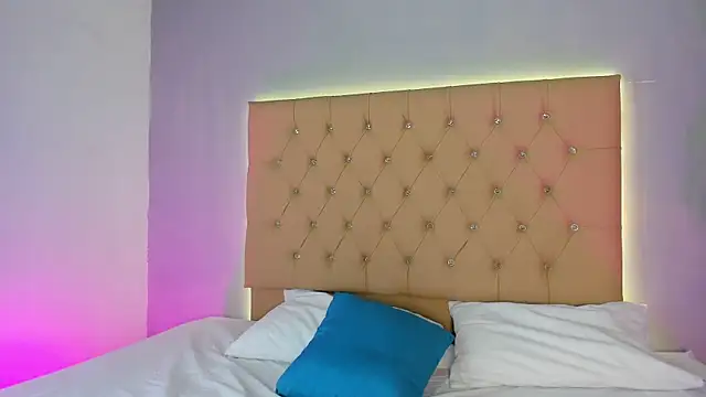 EmmaLawrence  online show from January 11, 8:05 pm