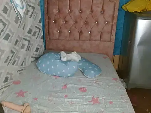 Snapshot of caro_lil chatting on February 19, 6:21 am caro lil online show from February 19, 6:21 am