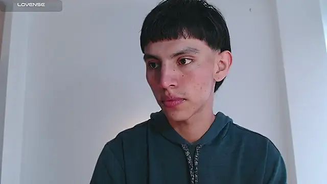 Snapshot of andrew_courtzz chatting on December 19, 7:27 pm andrew courtzz online show from December 19, 7:27 pm