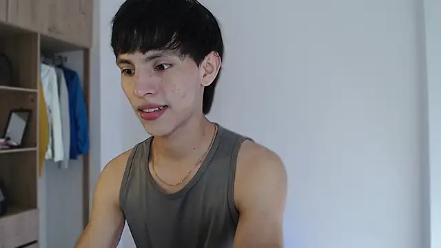 Snapshot of andrew_courtzz chatting on March 4, 5:10 pm andrew courtzz online show from March 4, 5:10 pm