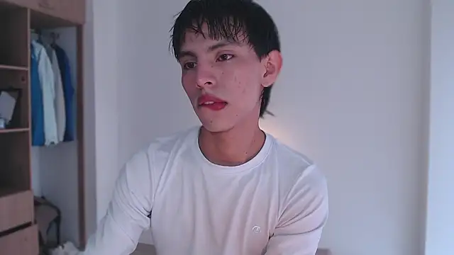 Snapshot of andrew_courtzz chatting on February 16, 7:34 pm andrew courtzz online show from February 16, 7:34 pm