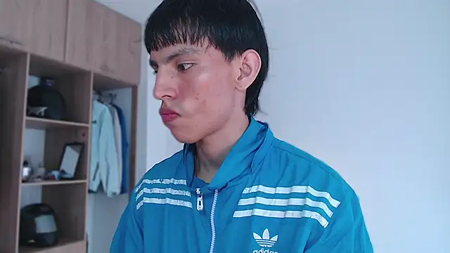 Snapshot of andrew_courtzz chatting on February 6, 7:54 pm andrew courtzz online show from February 6, 7:54 pm