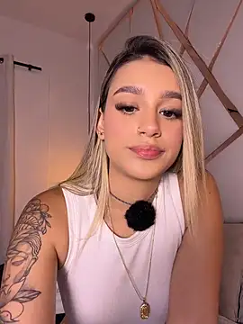 Snapshot of Sophie-velvet chatting on June 26, 7:52 pm Sophie-velvet online show from June 26, 7:52 pm