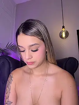 Snapshot of Sophie-velvet chatting on July 12, 7:47 pm Sophie-velvet online show from July 12, 7:47 pm