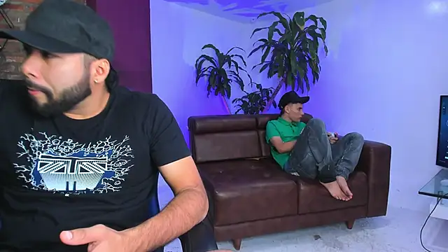 HotThreesoome online show from December 17, 1:05 pm