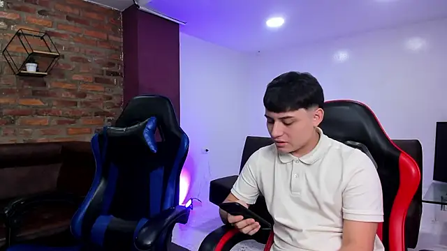 HotThreesoome online show from February 21, 12:18 pm