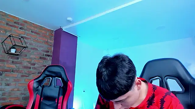 HotThreesoome online show from March 13, 1:27 pm