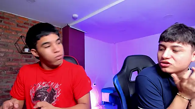 HotThreesoome online show from March 3, 12:34 pm