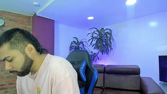 HotThreesoome online show from December 16, 1:04 pm