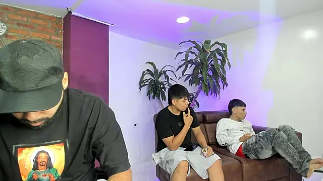 HotThreesoome online show from December 15, 1:17 pm