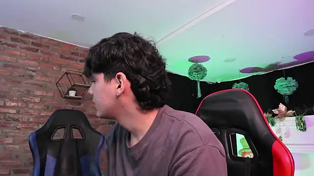 HotThreesoome online show from March 19, 1:00 pm