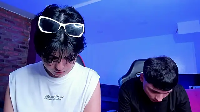 HotThreesoome online show from March 11, 12:21 pm