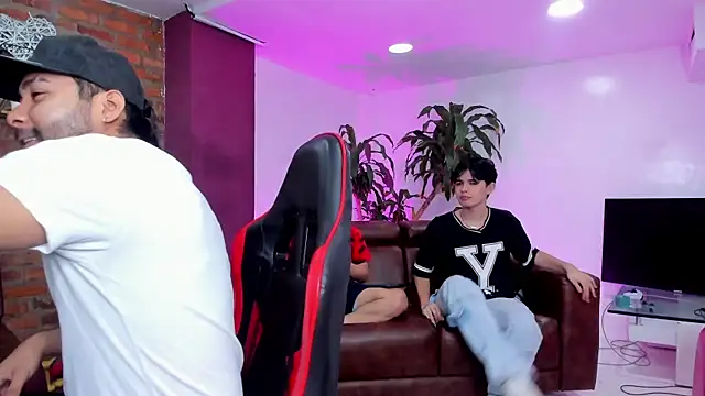 HotThreesoome online show from February 5, 12:23 pm