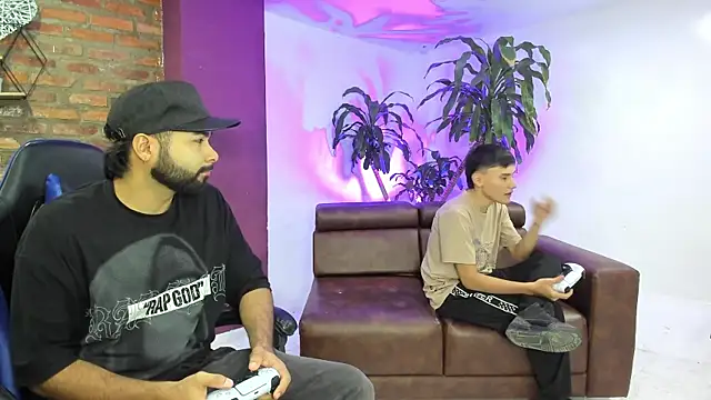 HotThreesoome online show from December 18, 12:53 pm