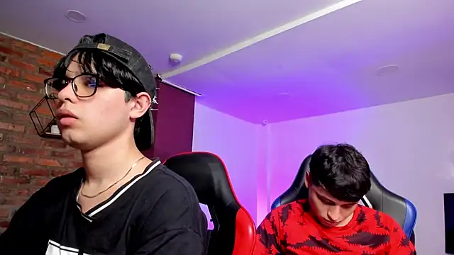 HotThreesoome online show from March 6, 12:22 pm