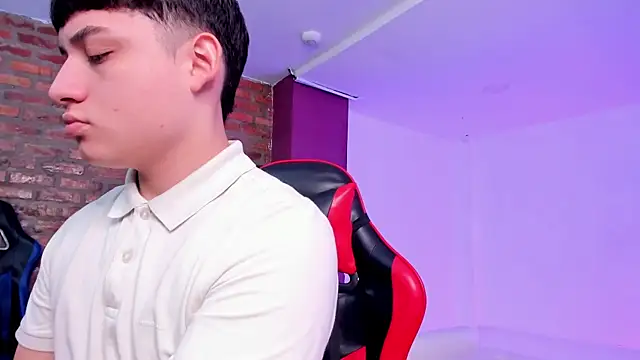 HotThreesoome online show from March 31, 12:07 pm