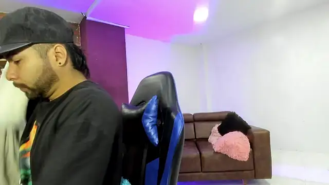 HotThreesoome online show from January 8, 1:17 pm