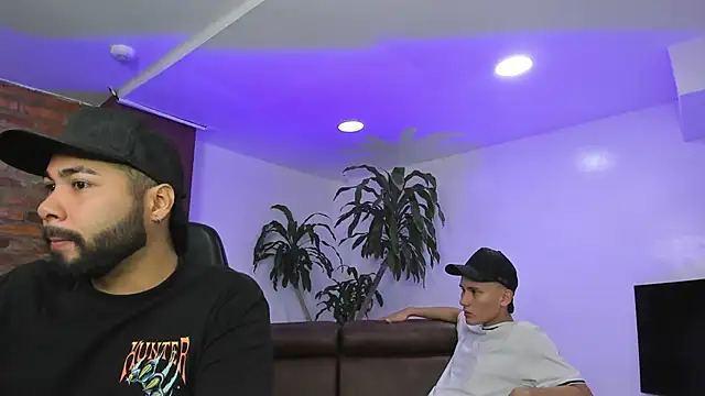 HotThreesoome online show from December 14, 1:17 pm