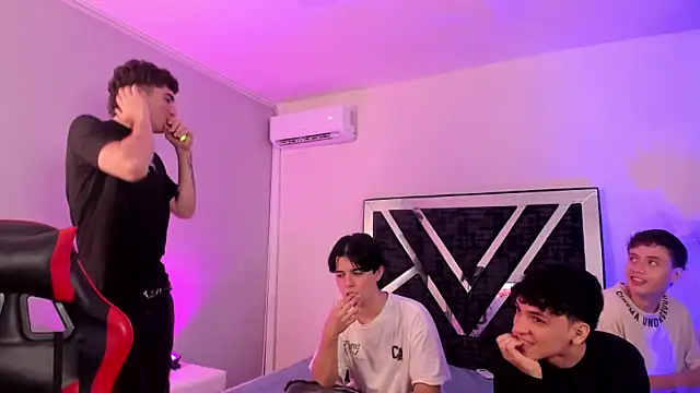 HotThreesoome online show from April 15, 2:50 am