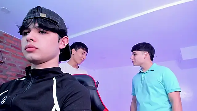 HotThreesoome online show from April 8, 2:51 pm