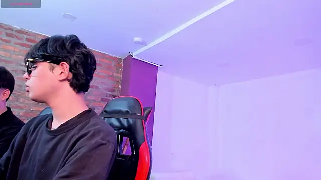 HotThreesoome online show from March 27, 12:17 pm