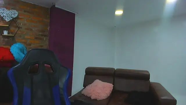 HotThreesoome online show from January 9, 1:18 pm