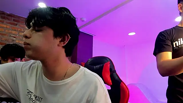 HotThreesoome online show from March 25, 12:37 pm