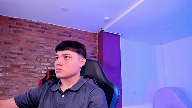 HotThreesoome online show from March 26, 12:47 pm