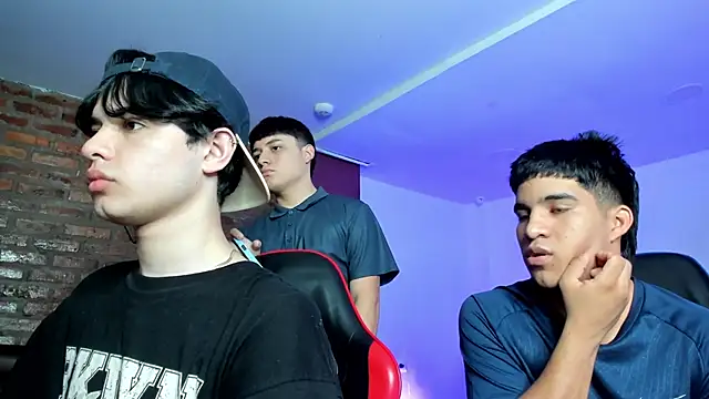 HotThreesoome online show from March 4, 12:24 pm