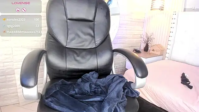 ariana  rosse online show from April 11, 7:45 am