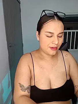 Snapshot of Valeriaa_21 chatting on April 3, 3:13 am Valeriaa 21 online show from April 3, 3:13 am