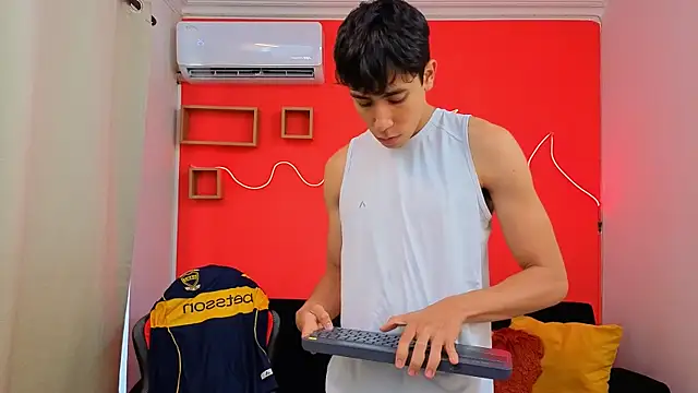 Snapshot of Neo_Twink chatting on June 16, 7:03 pm Neo Twink online show from June 16, 7:03 pm