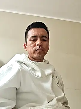 Snapshot of Robehts chatting on December 4, 9:14 pm Robehts online show from December 4, 9:14 pm